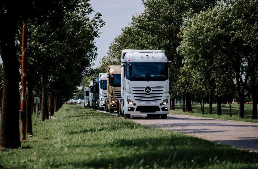 75 años moviendo al país: Mercedes-Benz Camiones y…